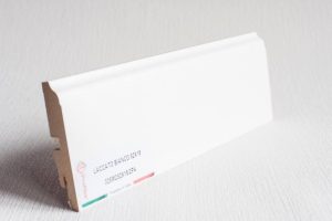 Плінтус 82x15x2400 з МДФ, з ефектом пор дерева БІЛИЙ (RAL 9003), Lucciano, Італія